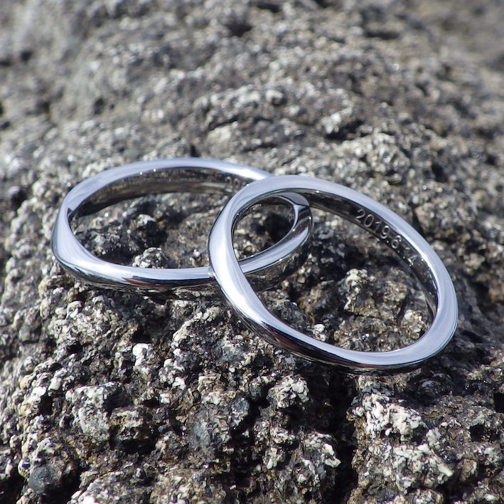 ねじりの曲線が美しいメビウスの輪のデザイン・ハフニウムの結婚指輪