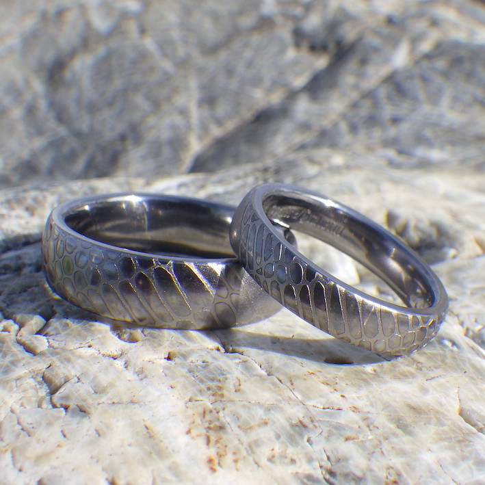 クロコダイルの彫刻・タンタルの結婚指輪　Tantalum Rings