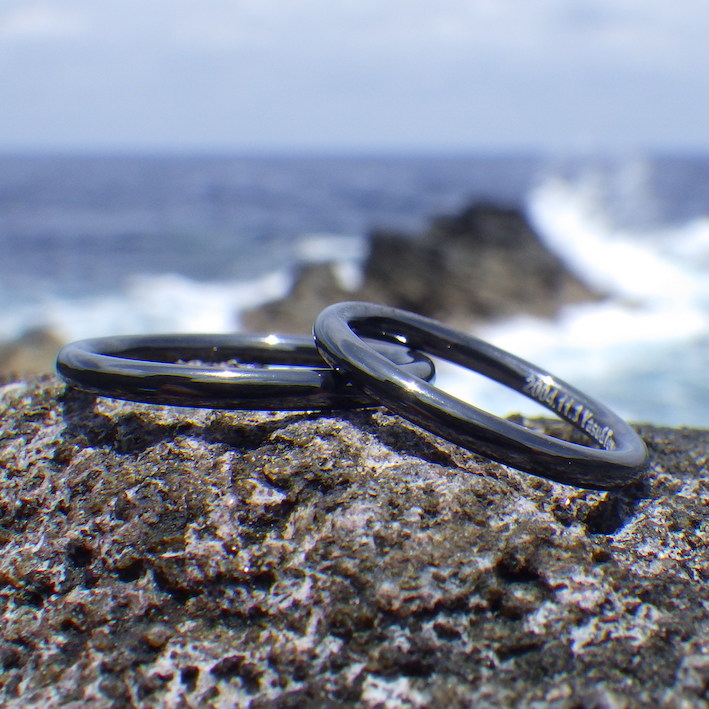 真っ黒に発色させたジルコニウムの結婚指輪　Zirconium Rings