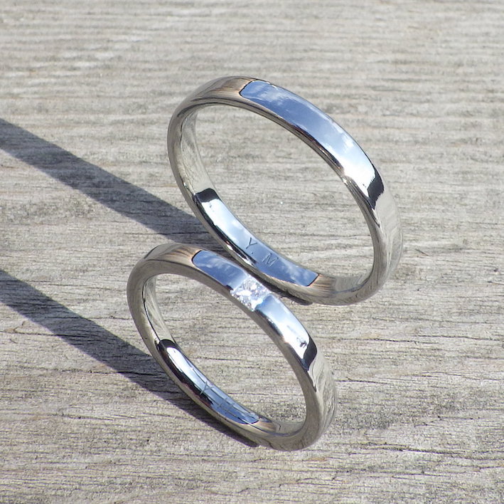 シンプルで機能的、それこそが美しい！プリンセスハグセッティングのハフニウムの結婚指輪