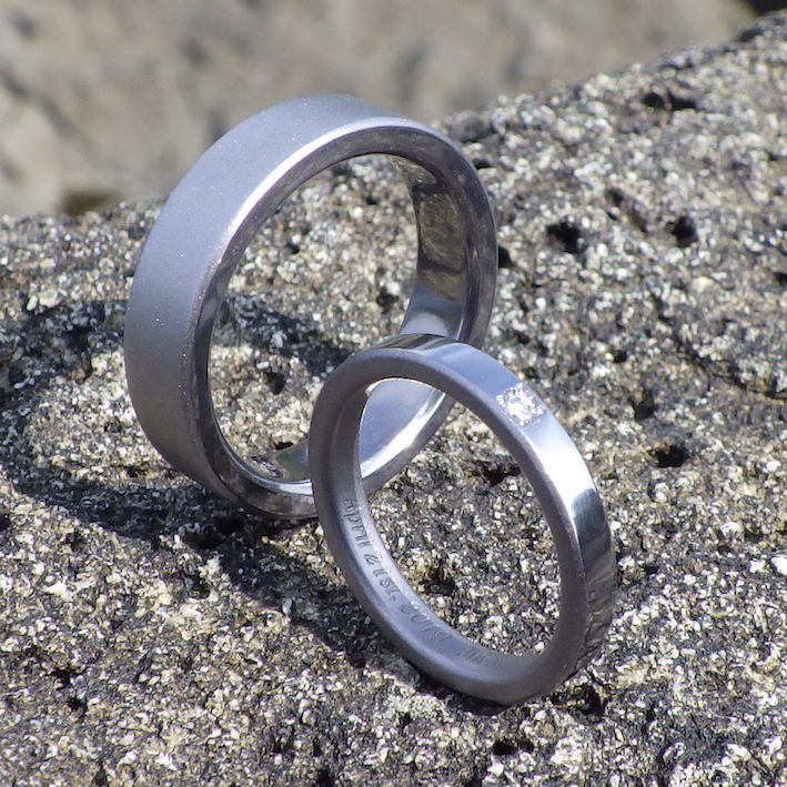 シンプルなリングに加えた遊び心・タンタルの結婚指輪　Tantalum Rings