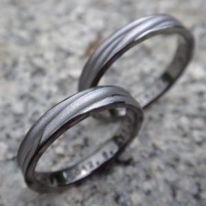 “風”を感じるデザインのタンタルの結婚指輪　Tantalum Rings