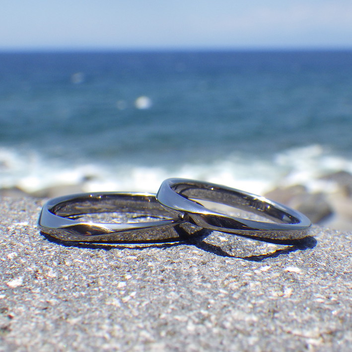 指の形にフィットするメビウスの輪のデザイン・タンタルの結婚指輪　Tantalum Rings