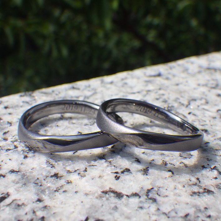 柔らかく流れるような曲線のデザイン・タンタルの結婚指輪　Tantalum Rings