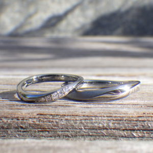 自分達が考えたデザインをアレルギーフリーな素材で再現！ハフニウムにダイヤモンドが輝く結婚指輪