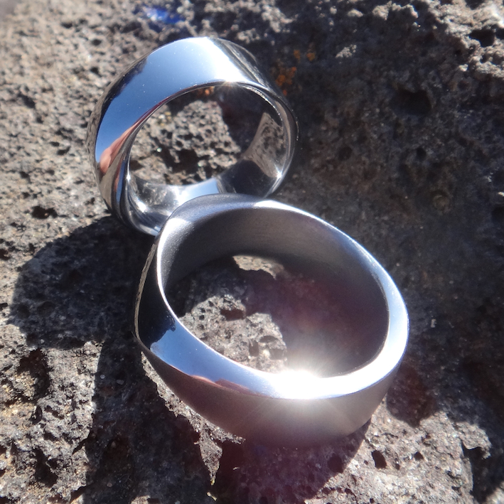 存在感のあるタンタル素材のペアリング　Tantalum Rings