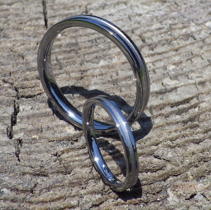 シャープなセンターラインのデザイン・タンタルの結婚指輪　Tantalum Rings