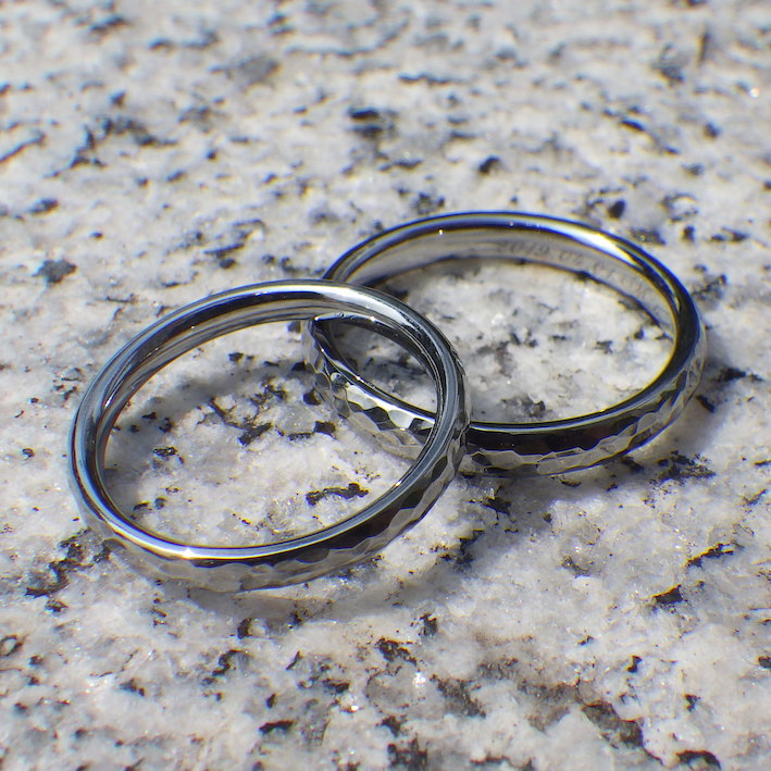 美しさと強靭さ！ハフニウムの鎚目仕上げの結婚指輪　Hafnium Rings