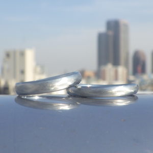 こだわりの綾目ヘアライン仕上げ・ハフニウムの結婚指輪　Hafnium Rings