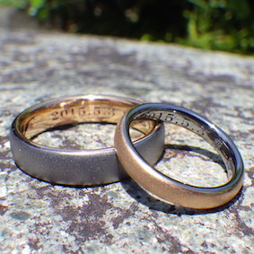 タンタルとオレンジゴールドの美しい色合わせ・結婚指輪