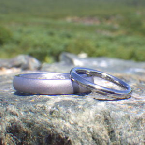 見た目の存在感と、着けたときの快適さ・タンタルの結婚指輪　Tantalum Rings