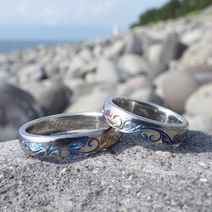手彫りの図柄に鮮やかなグラデーション発色の結婚指輪　Zirconium & Tantalum Rings