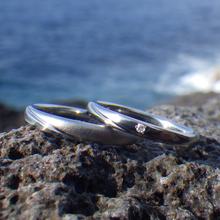 お揃いのデザインを一緒に考案・ハフニウムの結婚指輪　Hafnium Rings