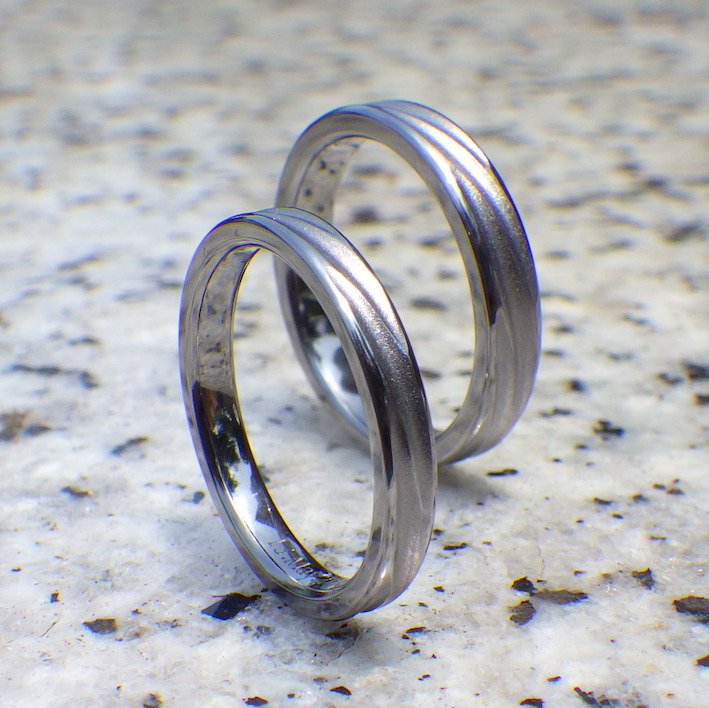 ２つのリングでつながる波の彫刻・タンタルの結婚指輪　Tantalum Rings