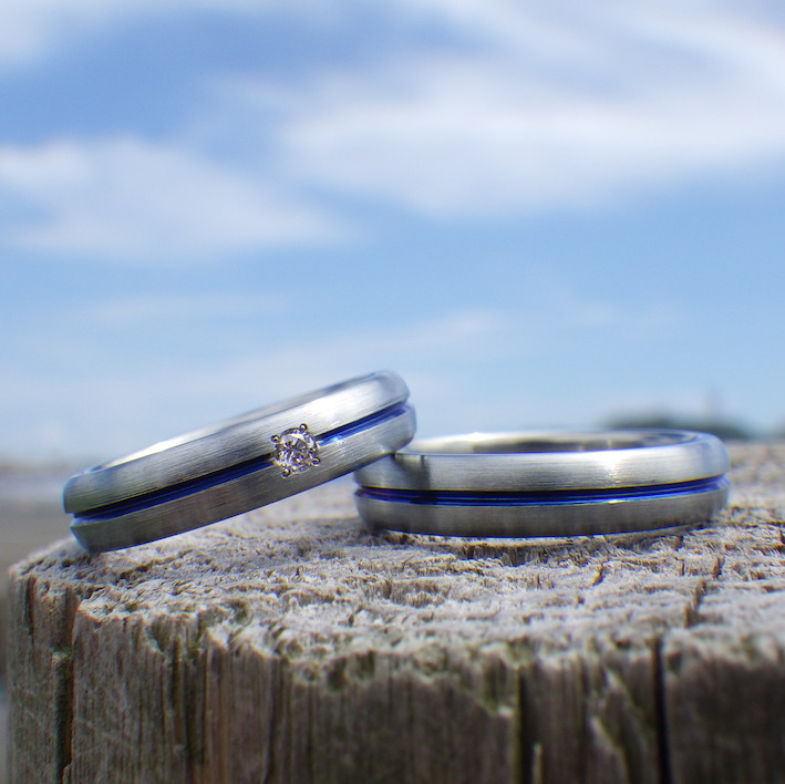 ロイヤルブルーのセンターライン・ハフニウムの結婚指輪　Hafnium Rings