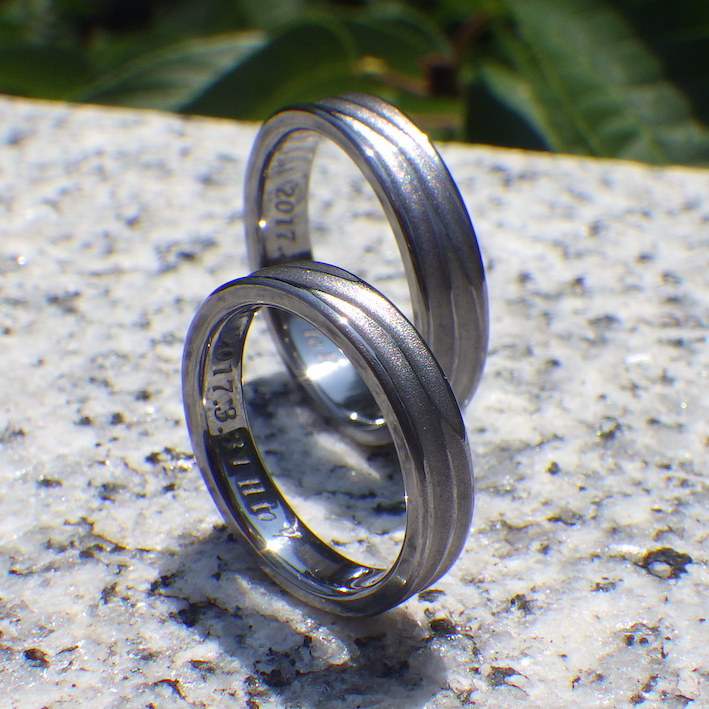 風のイメージのデザイン・タンタルの結婚指輪　Tantalum Rings