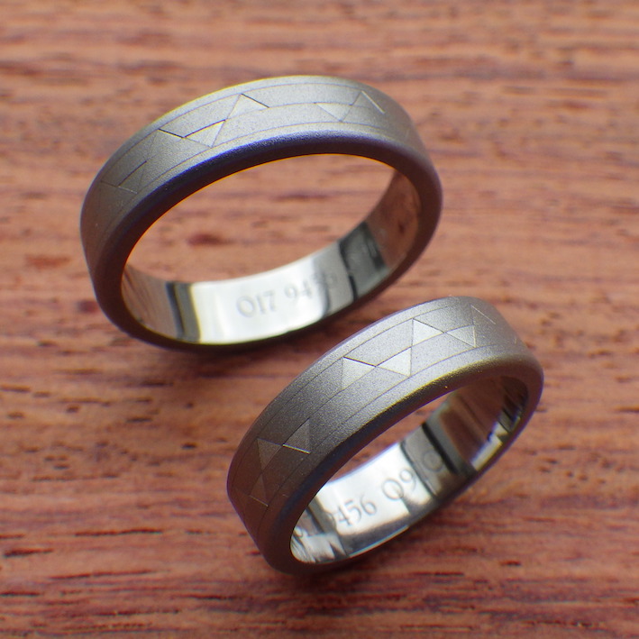 幾何学模様を彫刻・タンタルの結婚指輪　Tantalum Rings