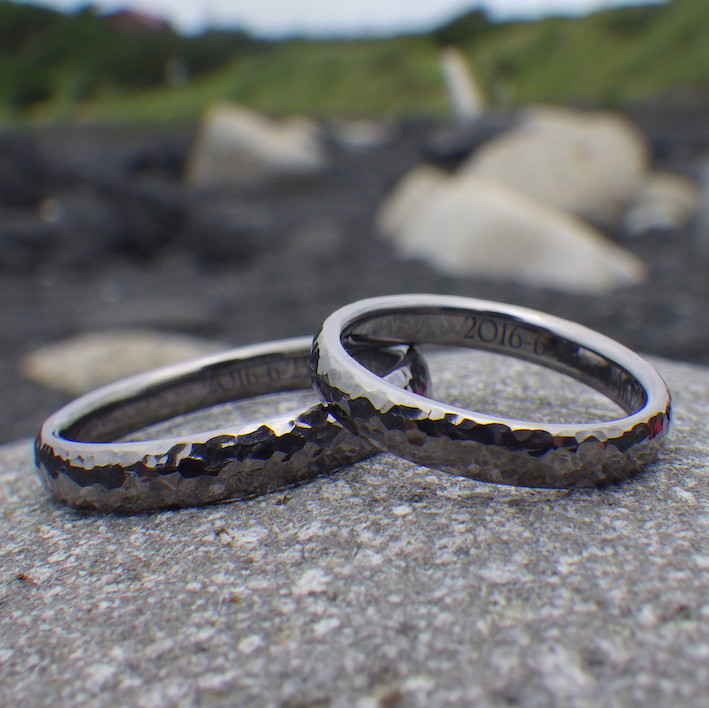 光をばらまいたような鎚目仕上げ・タンタルの結婚指輪　Tantalum Rings