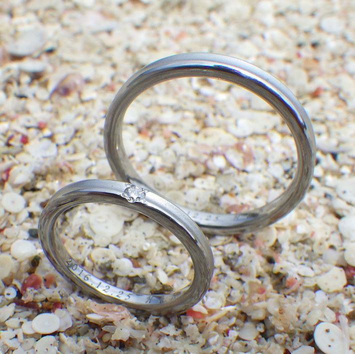 幅いっぱいのダイヤモンドを留めたハフニウムの結婚指輪　Hafnium Rings