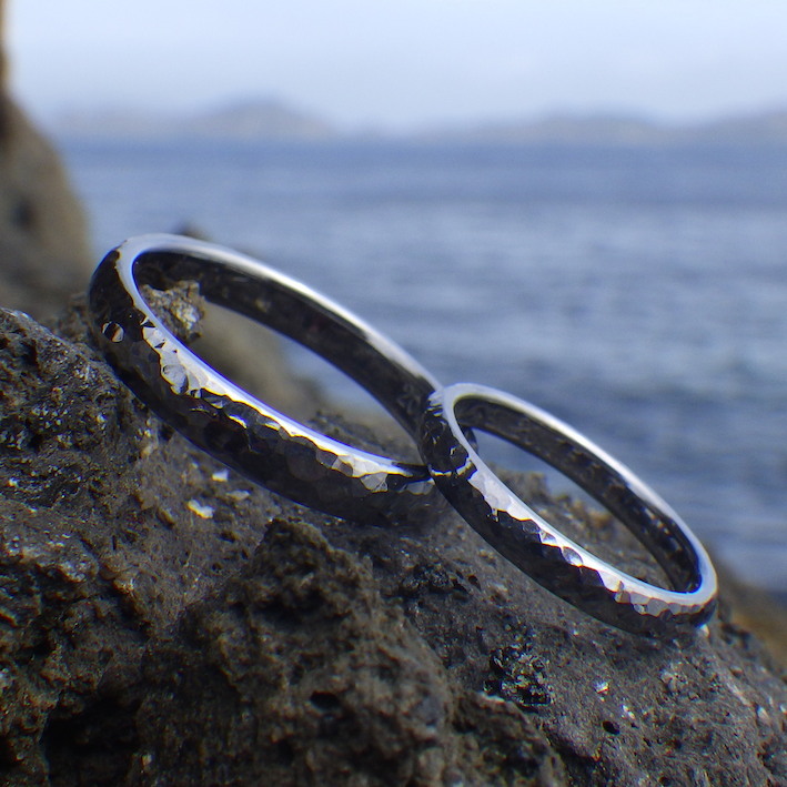 鎚目の雰囲気が美しい！タンタルの結婚指輪　Tantalum Rings