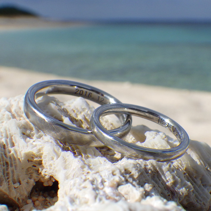 綾目ヘアライン仕上げのイリジウムの結婚指輪　Iridium Rings