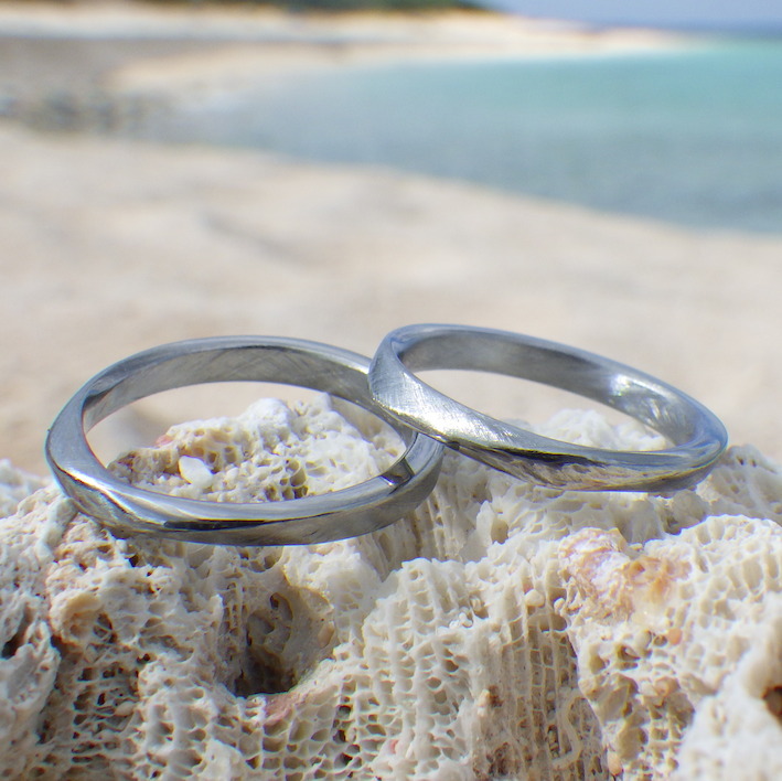 優しい着け心地！メビウスの輪のデザインのハフニウムの結婚指輪　Hafnium Rings