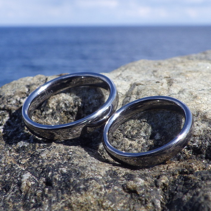 何百本と削り出して研ぎ澄まされたデザイン・タンタルの結婚指輪　Tantalum Rings