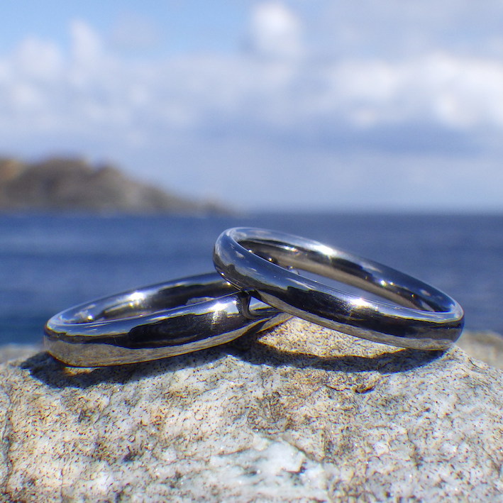 独特の色合いが美しい！タンタルの結婚指輪　Tantalum Rings