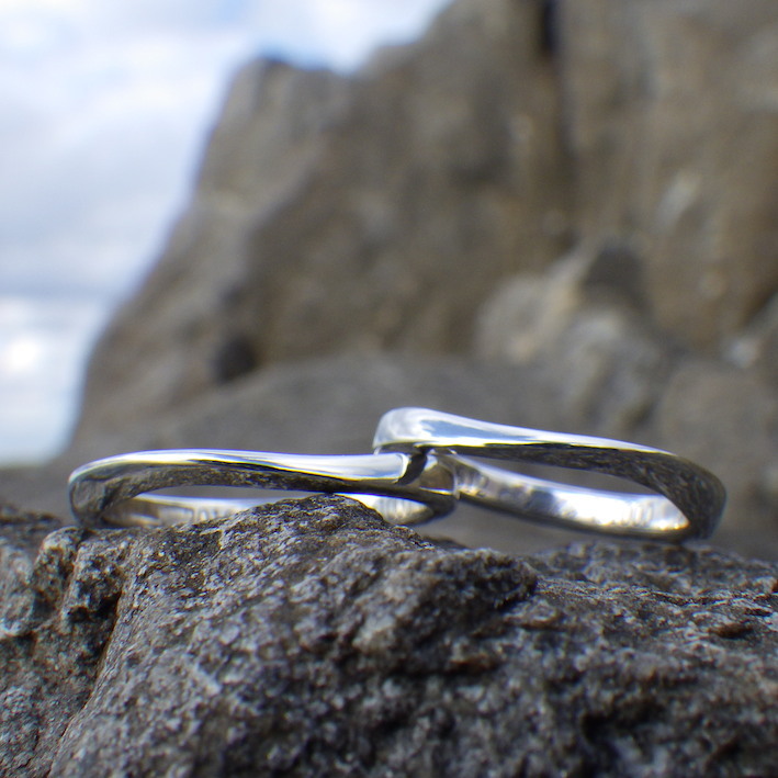 優美な曲線の彫刻・イリジウムの結婚指輪　Iridium Rings