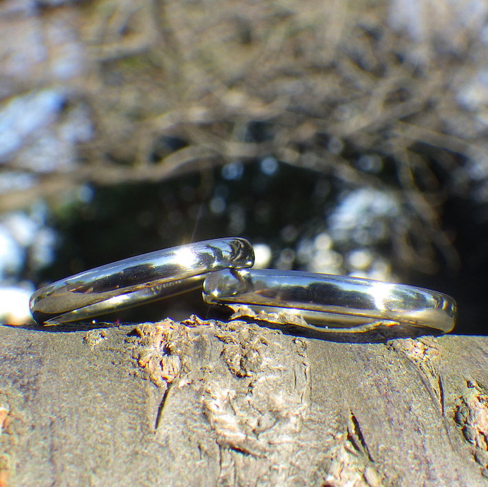 時間と手間をかけて手作業で仕上げたハフニウムの結婚指輪　Hafnium Rings