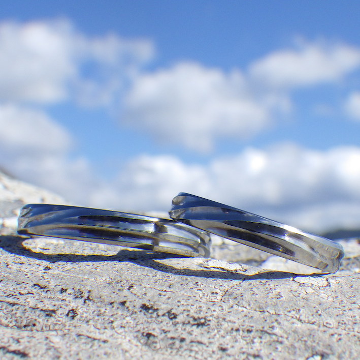滔々と水が流れるような造形・ハフニウムの結婚指輪　Hafnium Rings