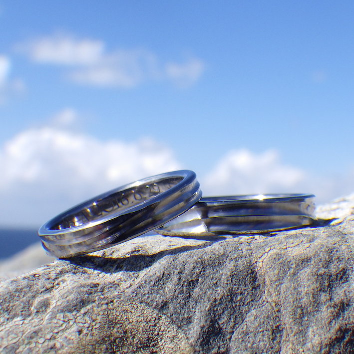 穏やかな波の彫刻・タンタルの結婚指輪　Tantalum Rings