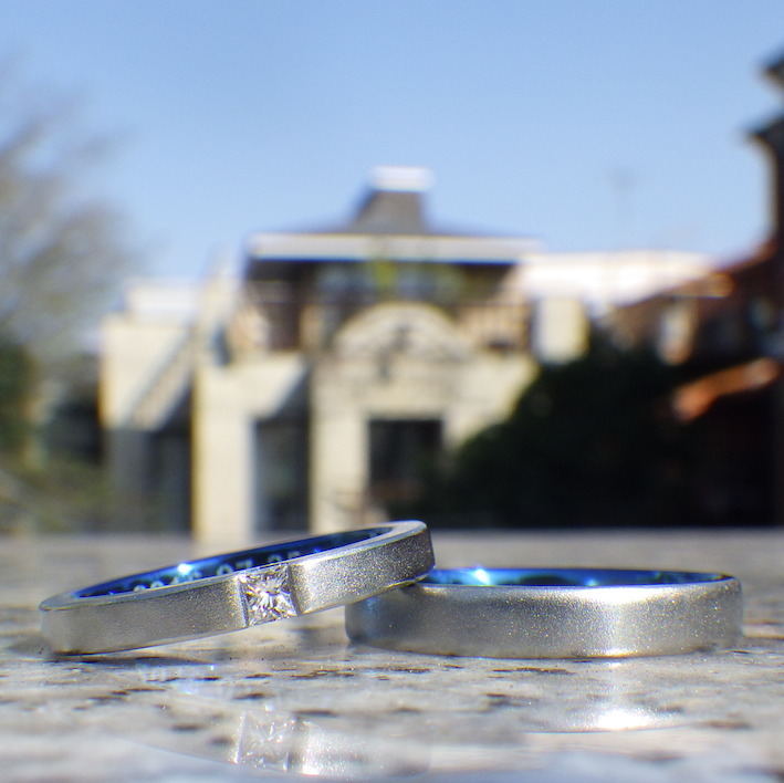 ハフニウムのロイヤルブルー・プリンセスハグセッティングの結婚指輪　Hafnium Rings
