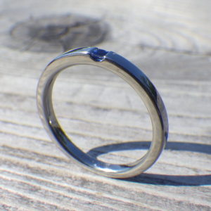 サファイアのプリンセスハグセッティング・ハフニウムの婚約指輪　Hafnium Ring