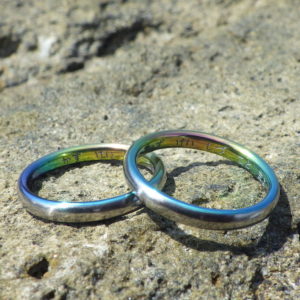 遊び心のある虹色に輝くジルコニウムの結婚指輪　Zirconium Rings
