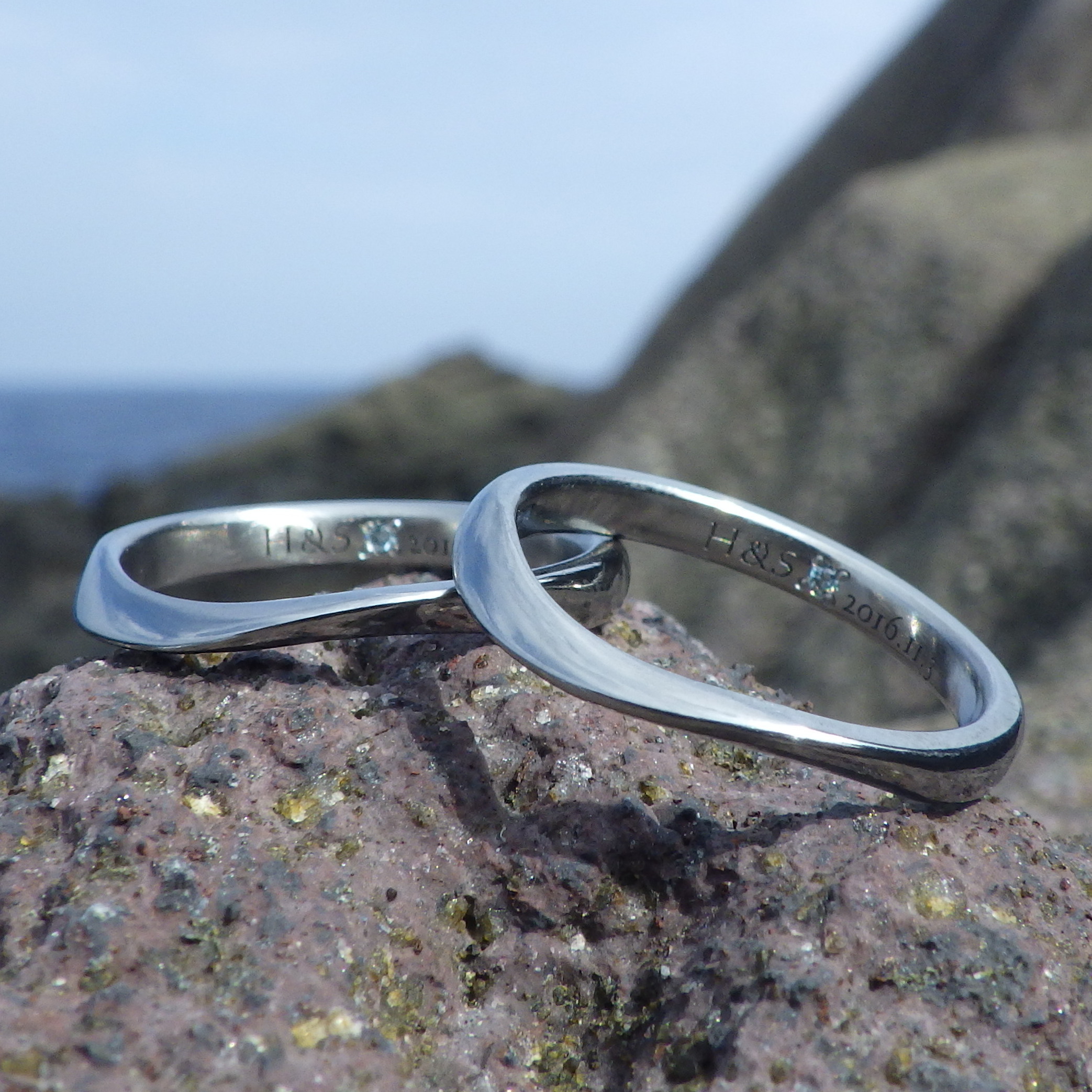 リング内側にブルーダイヤモンドを石留め・ハフニウムの結婚指輪　Hafnium Rings
