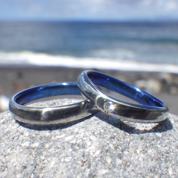 ハフニウムの美しいロイヤルブルー仕上げ・ハフニウムの結婚指輪　Hafnium Rings