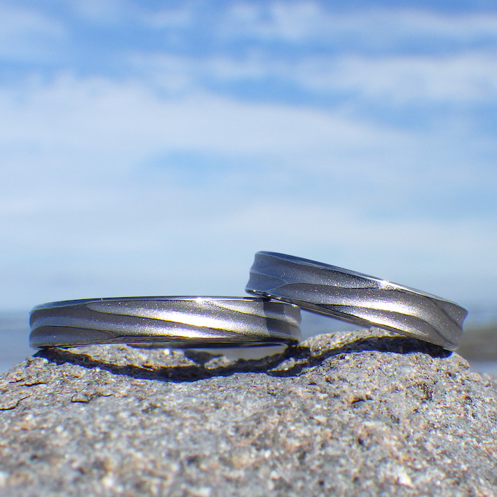 波の彫刻・金属アレルギーにならないタンタルの結婚指輪　Tantalum Rings