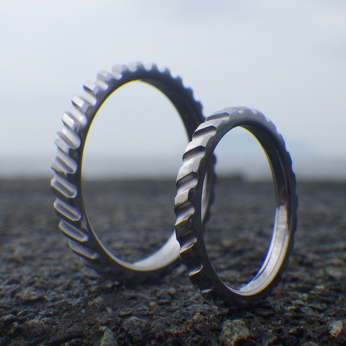 互いが噛み合う歯車をデザインに・タンタルの結婚指輪　Tantalum Rings