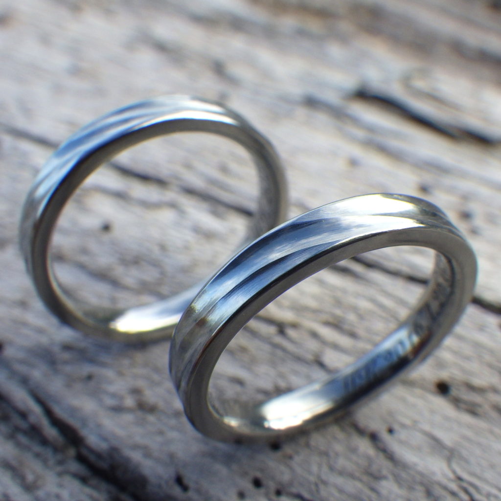 穏やかな湖面のような波の彫刻・ハフニウムの結婚指輪　Hafnium Rings