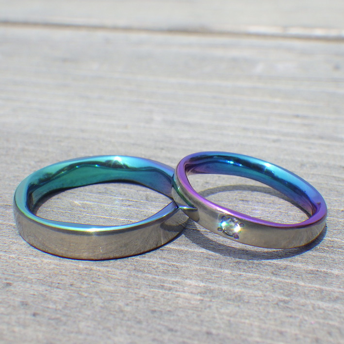 鮮やかなグラデーションの発色・ジルコニウムの結婚指輪　Zirconium Rings