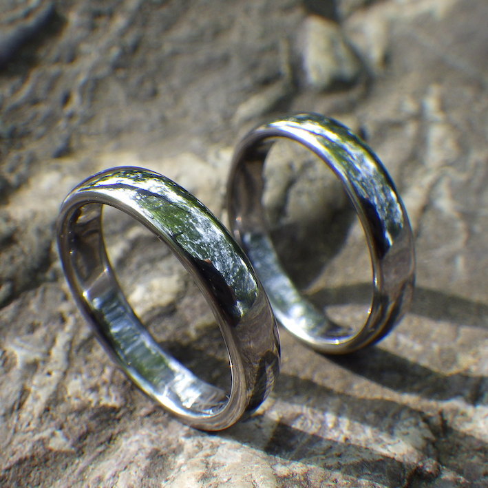 磨き上げたタンタルの美しい仕上がり・タンタルの結婚指輪　Tantalum Rings