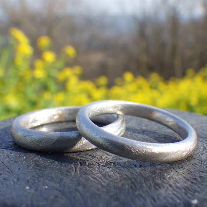 内周に三日月の金ロウ流し象嵌を施したプラチナの結婚指輪　Platinum Rings