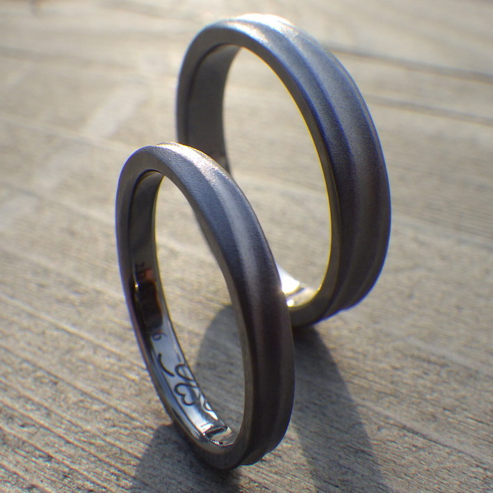 ぶつかり合い交わる波の彫刻・タンタルの結婚指輪　Tantalum Rings