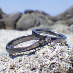 プリンセスハグセッティング・タンタルの結婚指輪　Tantalum Rings
