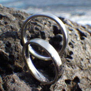 シンプルで快適な着け心地・ハフニウムの結婚指輪　Hafnium Rings