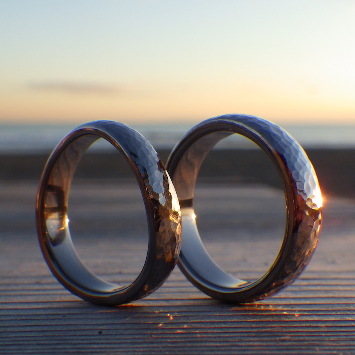 鎚目仕上げが美しいタンタルの結婚指輪　Tantalum Rings