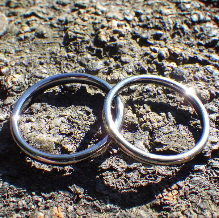 細身でシンプルながらも存在感のあるタンタルの結婚指輪　Tantalum Rings