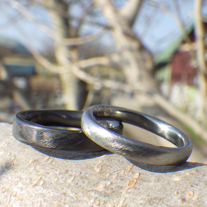 ８枚花弁のデザイン・ジルコニウムとハフニウムの結婚指輪　Zirconium & Hafnium Rings