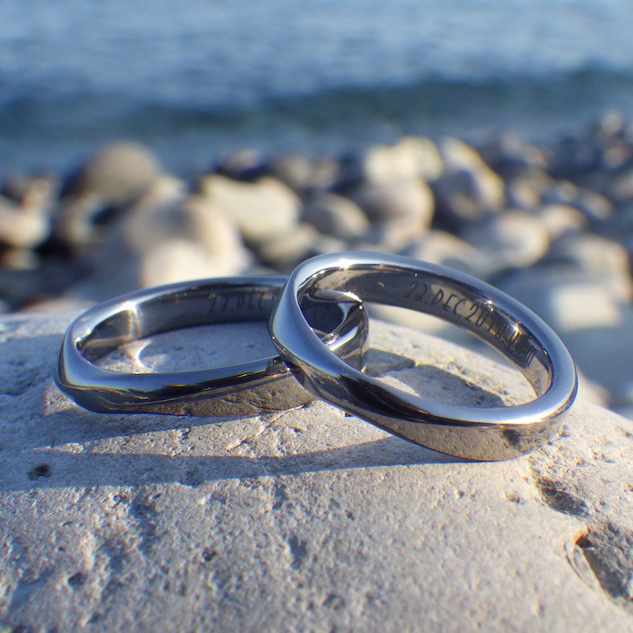 滑らかな曲線が心地よい！タンタルの結婚指輪　Tantalum Rings